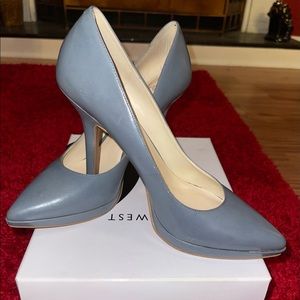 Nine West Mystic Green LEATHER Platform Pump barely worn in excellent condition.